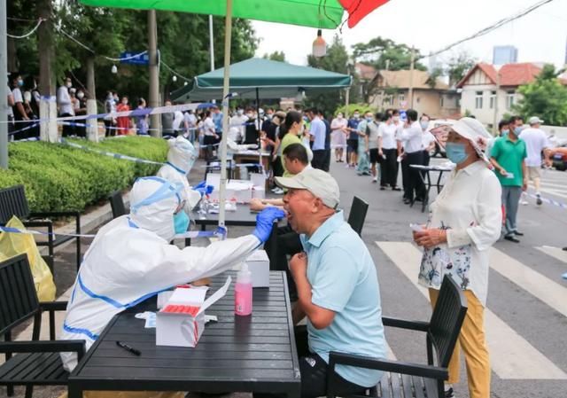 大连庄河全市红灯用公交封路，为啥这么做？是因疫情影响