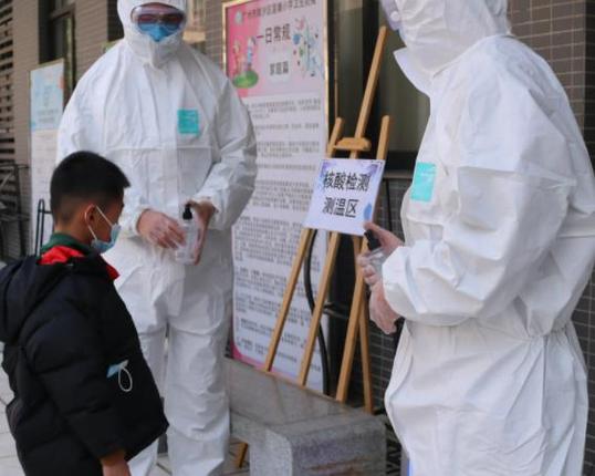 湖南中学疫情事件：学生确诊校长免职，多地静默管理情况